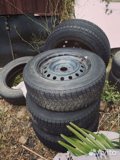 Bridgestone Blizzak VL1 215/65 R16