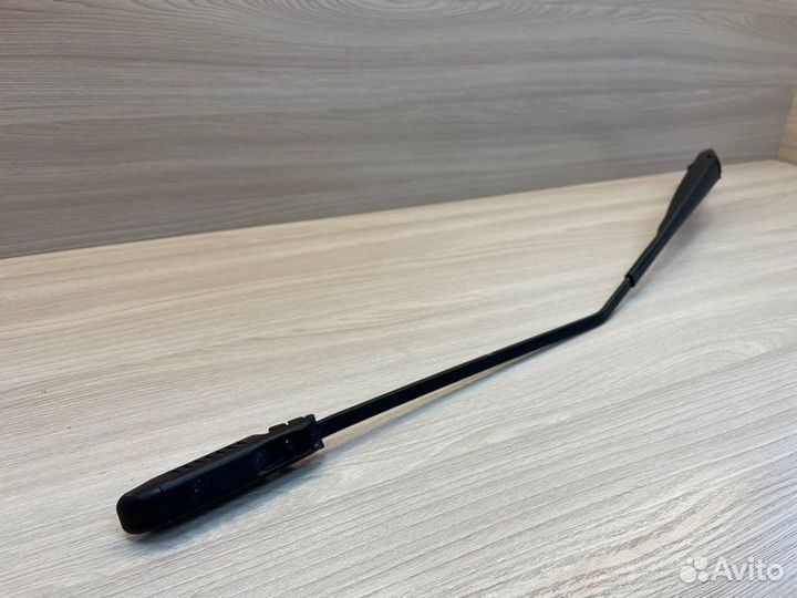 Поводок дворника передний правый LADA X-Ray Cross