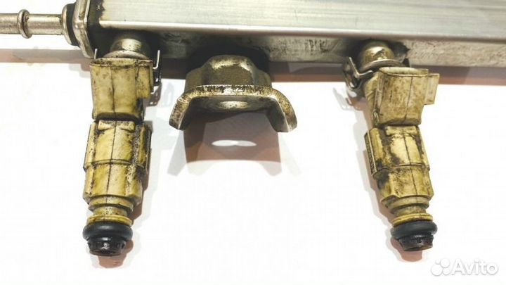 Топливная рампа с форсунками Ford Mondeo 3 1.8