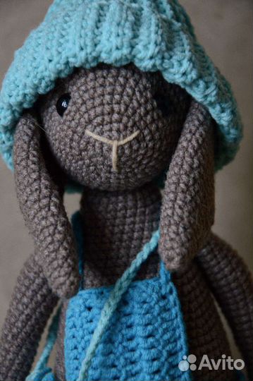 Вязаная игрушка заяц