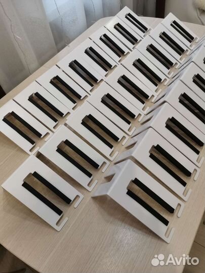 Крепление-держатель для лыж на стене