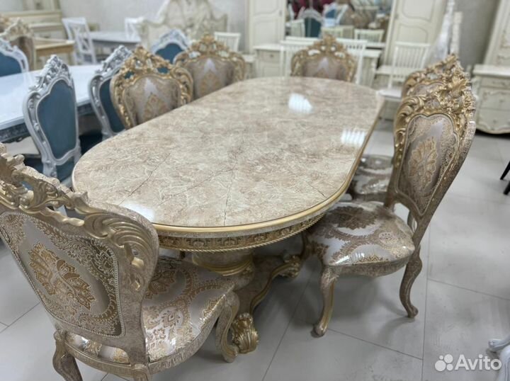 Стол и стулья