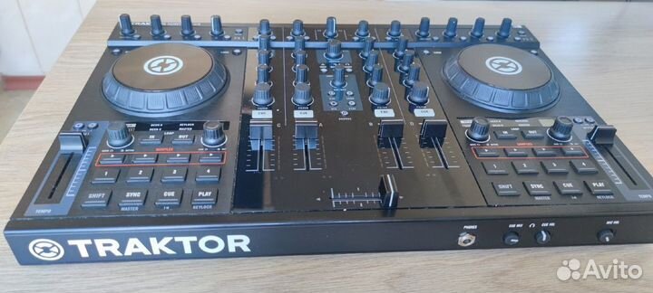 DJ контроллер Traktor Kontrol S4