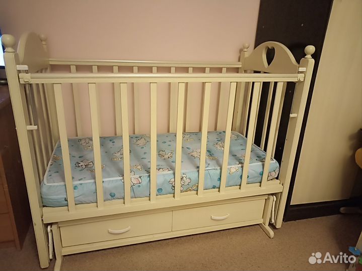 Кроватка с маятником и матрасом