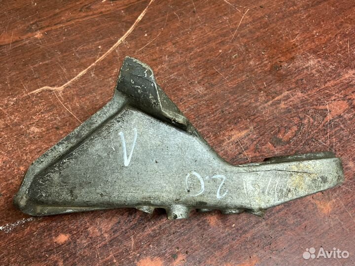 Левый кронштейн двигателя ауди 100 с3