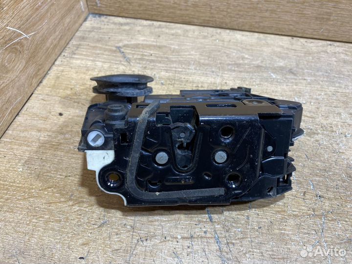 Замок задней левой двери VW Golf 6 ZD84