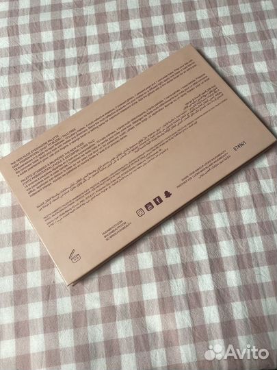 Палетка теней Huda Beauty The New Nude