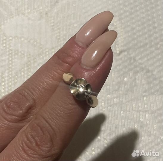 Золотое кольцо с бриллиантом