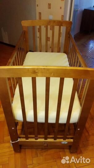Детская кроватка с маятником