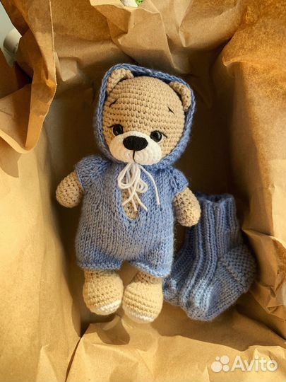 Вязаный мишка и носочки