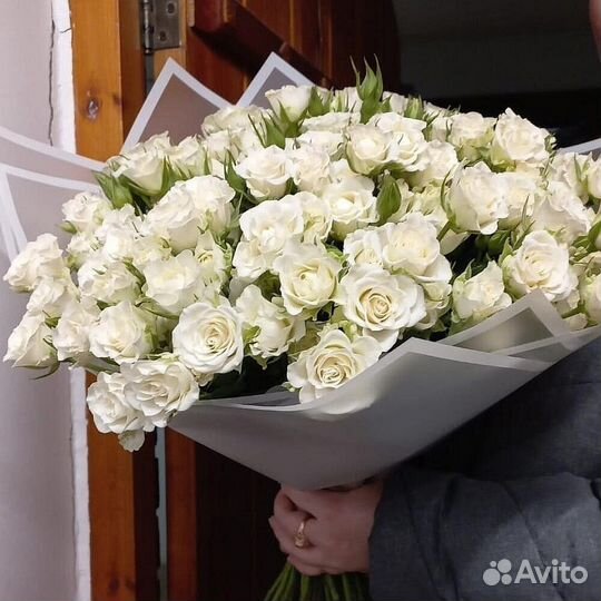 Букет из 45 белых кустовых роз