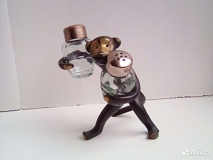 Обезьяна с солонкой и перечницей