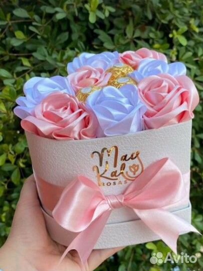 Розы из атласных лент