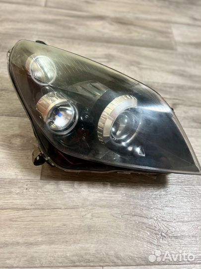 Фара права Opel astra H Hella оригинал
