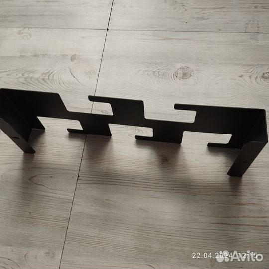 Вешалка настенная металлическая