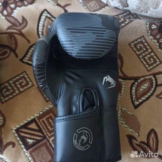 Боксерские перчатки 10 oz venum