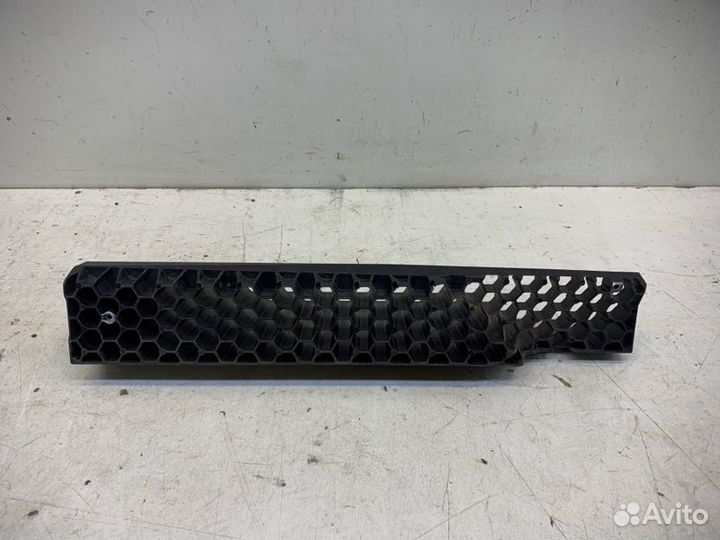 Кронштейн двери передний левый Mercedes-Benz