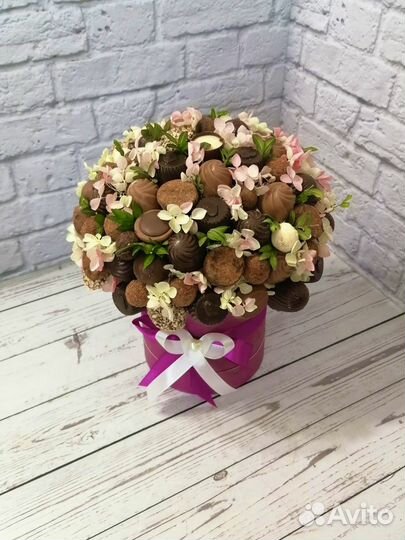 Подарок девушке, букет из шоколада