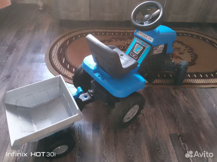 Игрушка синий трактор