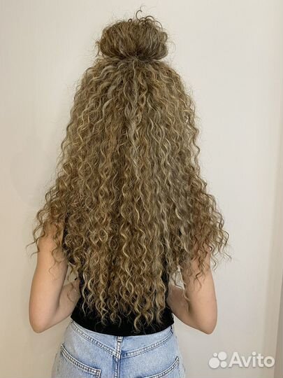 Модель на афрокудри