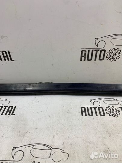 Молдинг стекла двери передний правый Citroen C4