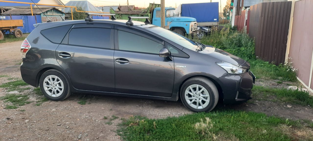 Toyota Prius Alpha: фото владельца