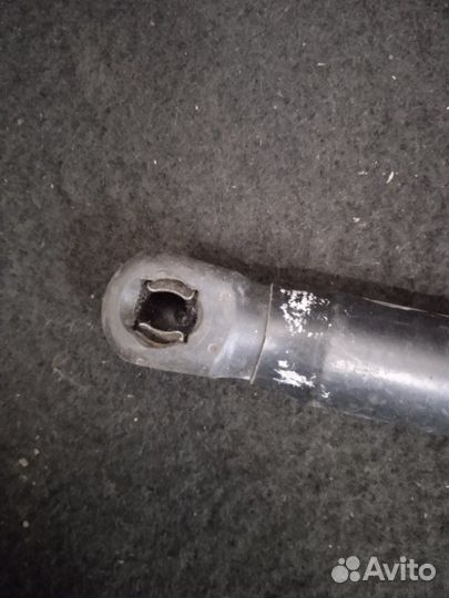 Амортизатор багажника задний Mitsubishi Outlander