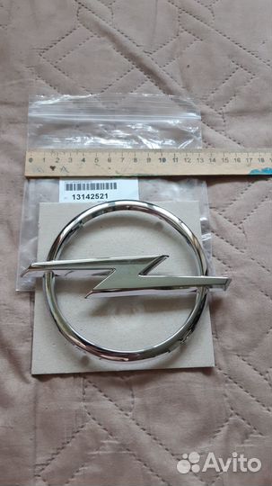 Эмблема решётки радиатора Опель Астра Н