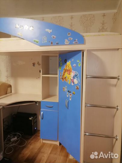 Детский уголок с кроватью и столом