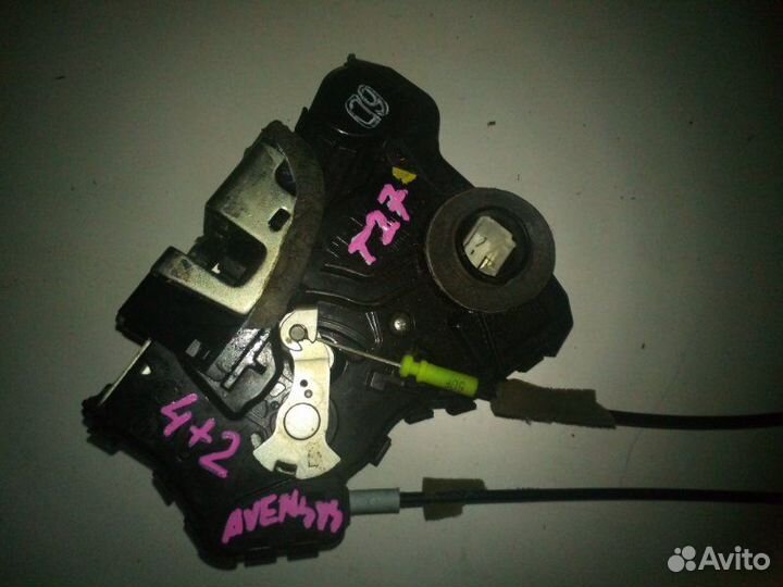 Замок двери передний левый Toyota Avensis T27