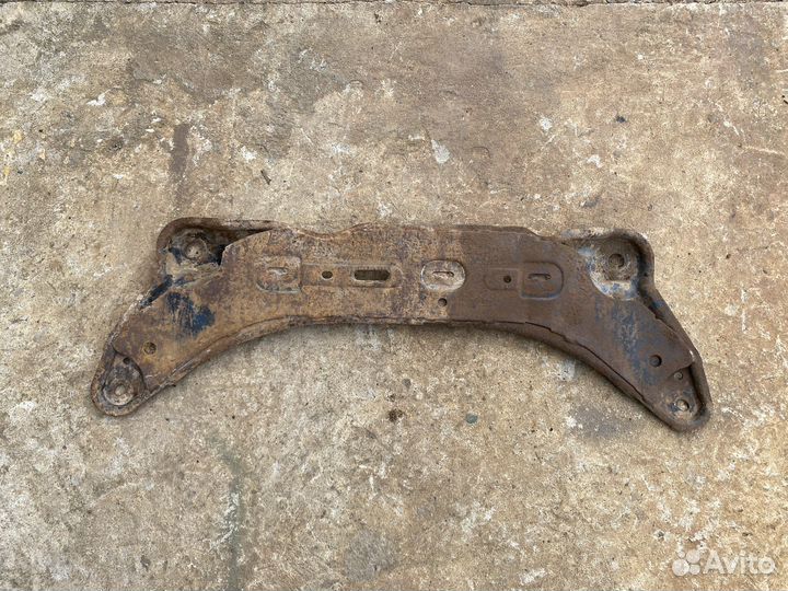 Распорка переднего подрамника mazda 323