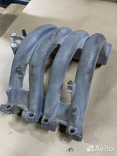 Впускной коллектор Passat B5 1.6 AHL 050133223D