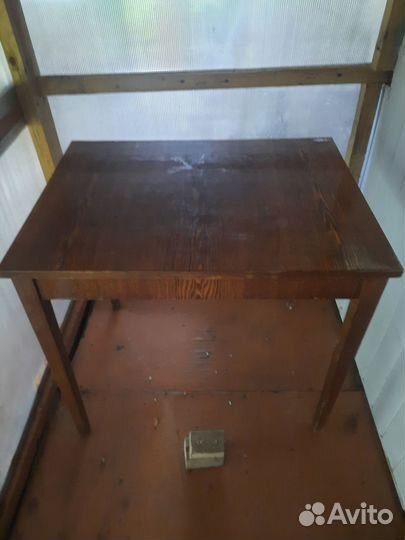 Стол лакированный
