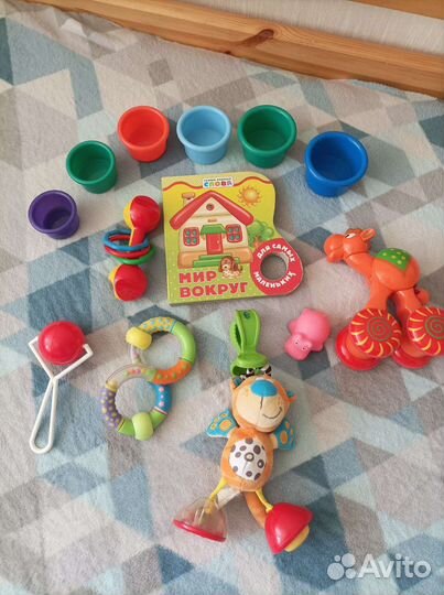 Игрушки для малышей и коврик