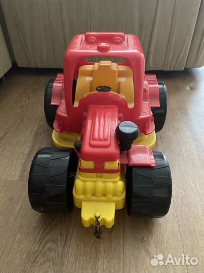 Трактор большой