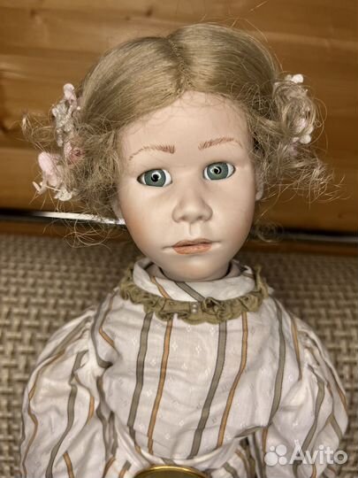 Кукла фарфоровая