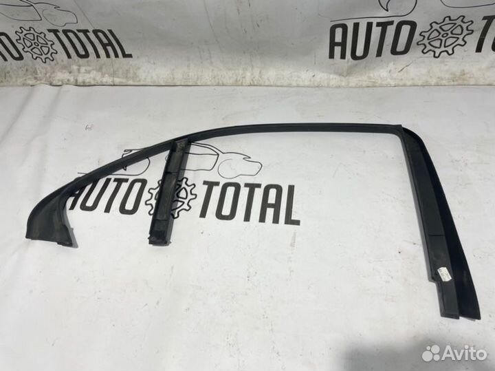 Накладка рамки двери задняя правая Mercedes W204