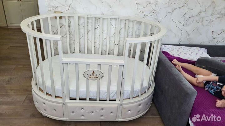 Детская кровать с маятником овальная