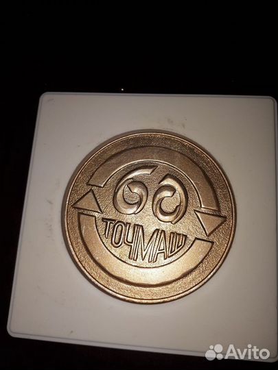 Медаль и флажки