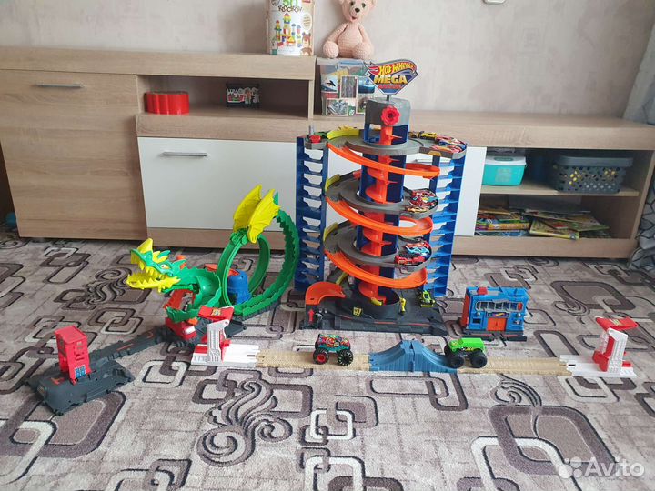 Hot wheels гоночный трек,гараж