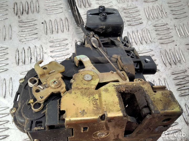 Замок передний левой двери Passat B5