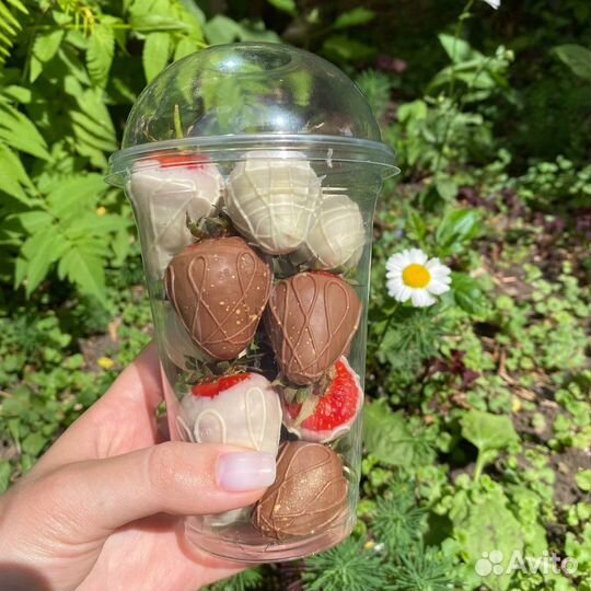 Клубника в шоколаде в стаканчике
