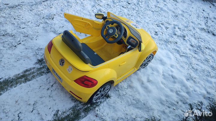 Электромобиль Volkswagen Beetle, цвет желтый