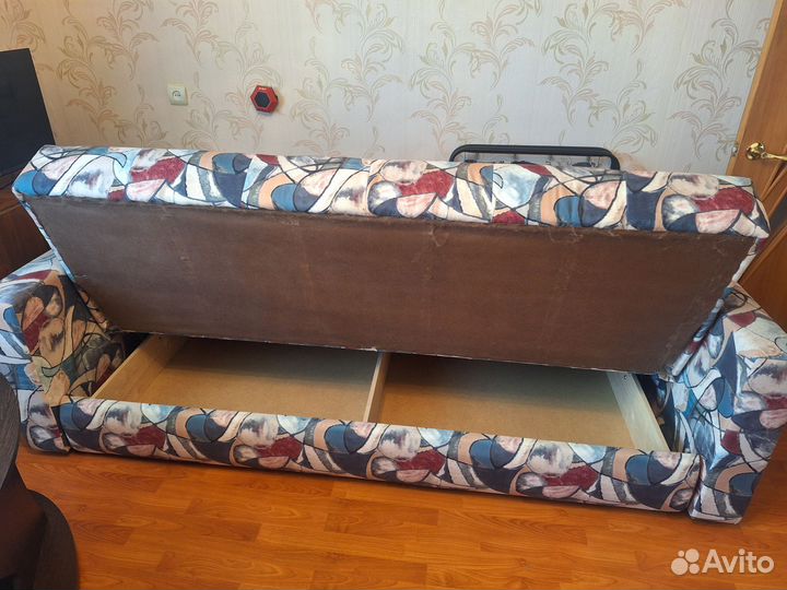 Диван прямой раскладной на ножках