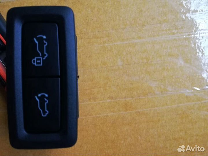 Блок кнопок 5813A241открытия багажника Mitsubishi