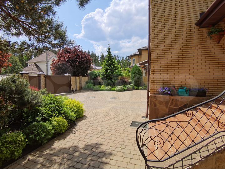 Коттедж 360 м² на участке 8 сот.