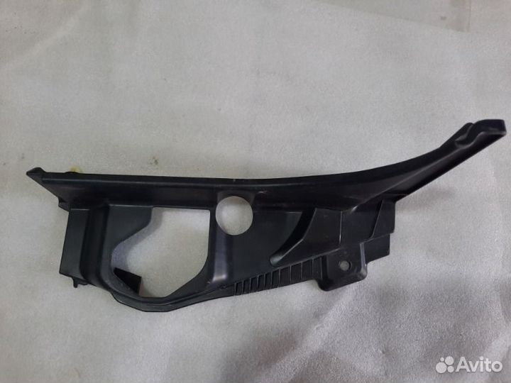 Накладка защелки нижней двери багажника задняя
