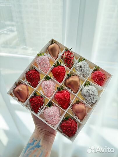 Клубника в шоколаде с цветами