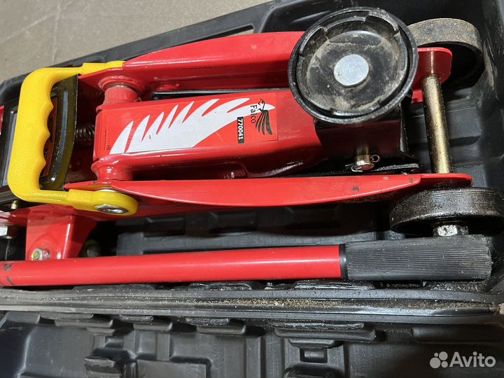 Домкрат гидравлический подкатной 2 тн