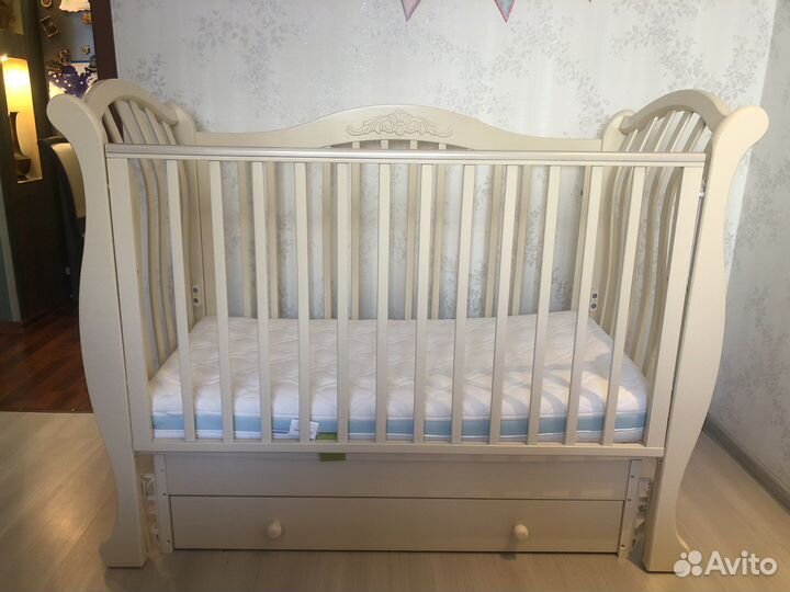 Детская кроватка с универсальным маятником